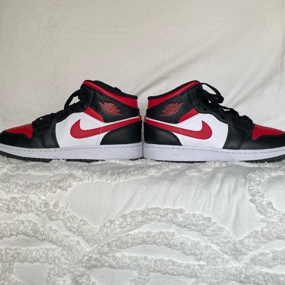 Air Jordan 1 Mid (GS) size Youth 5 - Picture 2 of 9